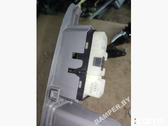 8403044020 кнопка стеклоподъемника задней левой Toyota Avensis Verso 2003г. - фото №2