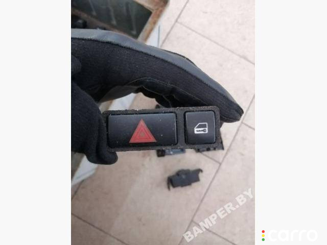 61318368920 кнопка аварийной сигнализации BMW 3 E46 1998г. - фото №1