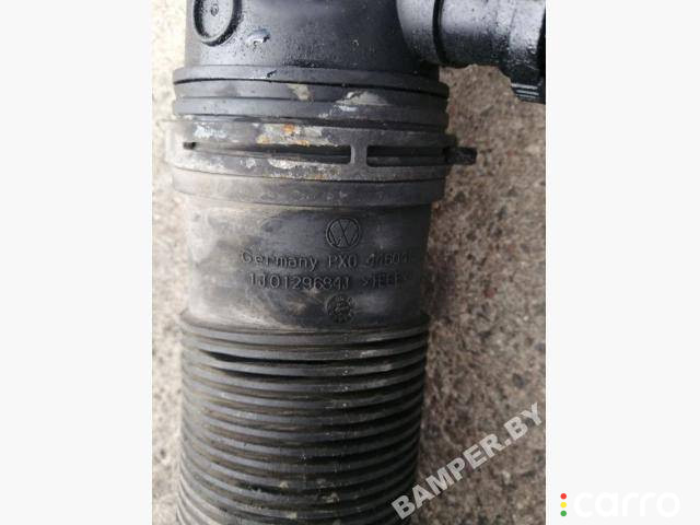 1J0129684J патрубок воздушного фильтра Volkswagen Golf 4 2003г. - фото №2