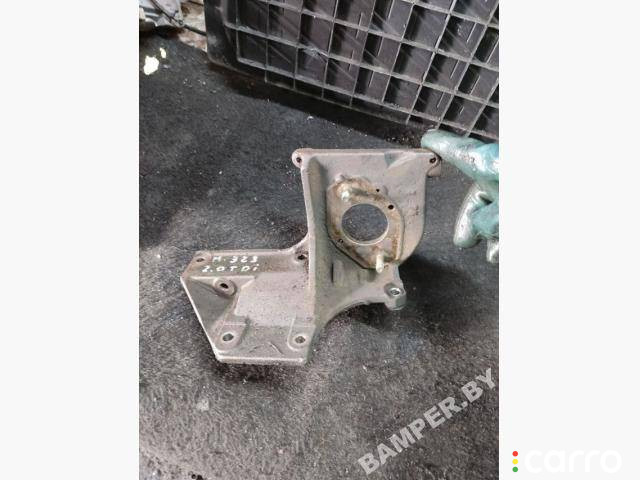 Кронштейн ТНВД Mazda 323 BJ 2000г. - фото №1