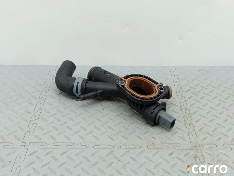 03L121132AA Фланец системы охлаждения Skoda Superb 2011г. - фото №10