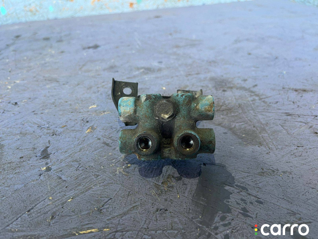 распределитель тормозной силы Mitsubishi Carisma 1997г. - фото №2