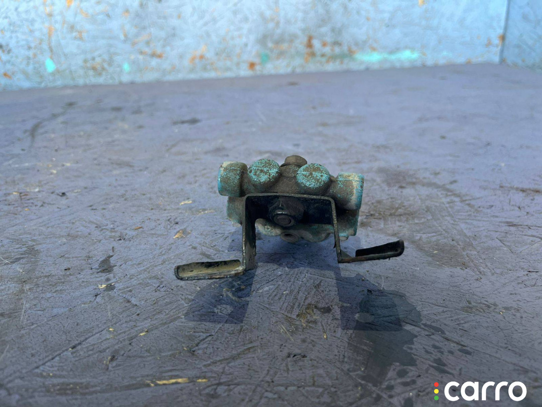 распределитель тормозной силы Mitsubishi Carisma 1997г. - фото №3