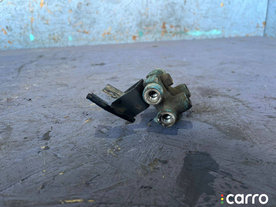 распределитель тормозной силы Mitsubishi Carisma 1997г. - фото №6