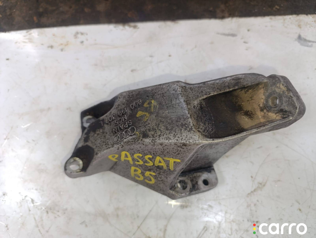8D0199307L кронштейн двигателя Volkswagen Passat B5 1997г. - фото №1