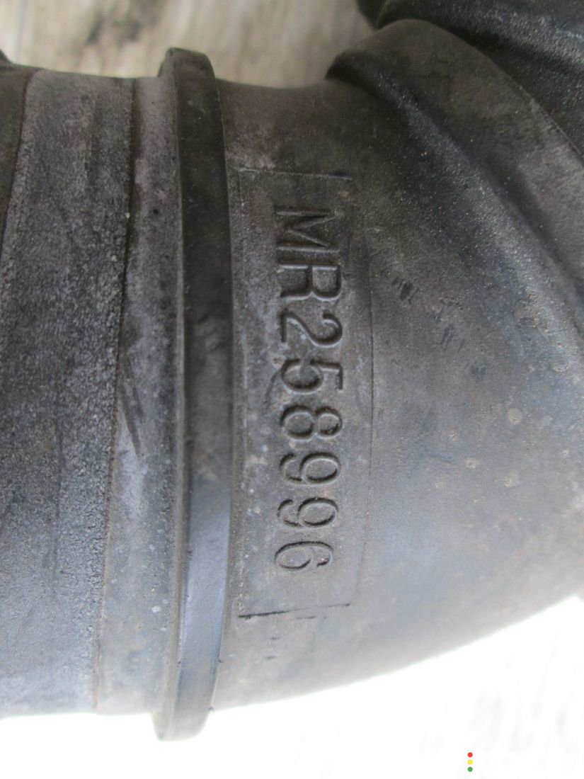 MR258996 Патрубок воздушного фильтра Mitsubishi Carisma 2000г. - фото №1