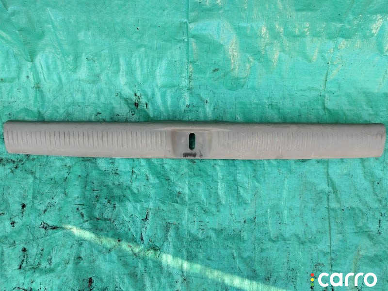 LC62688G0 Накладка багажника Mazda MPV 2000г. - фото №1