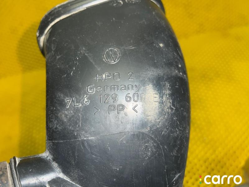 7L6129609E Патрубок воздушного фильтра Volkswagen Touareg 7L6 2008г. - фото №3