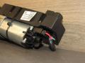 8R0827851 Моторчик (насос) подъема крышки багажника (3-5 двери) левый Audi Q5 8R 2014г. - фото №3