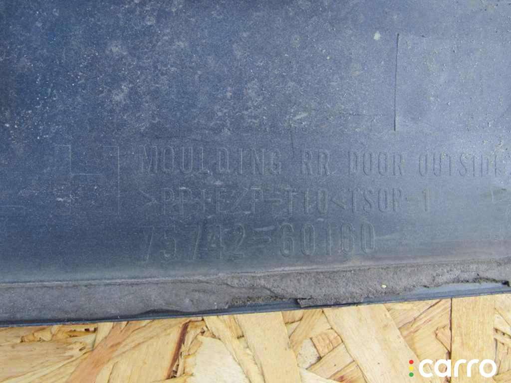 7574260160 молдинг двери задней левой Toyota Land Cruiser J100 2003г. - фото №4
